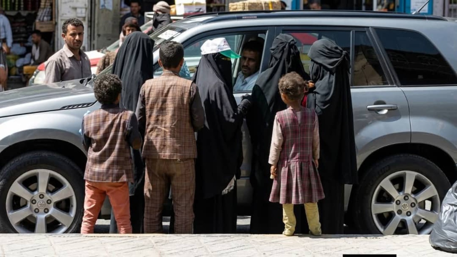 اليمن تحت وطأة التسول.. الفقر يدفع الأسر إلى الأرصفة ومخاوف من استغلال الأكثر هشاشة