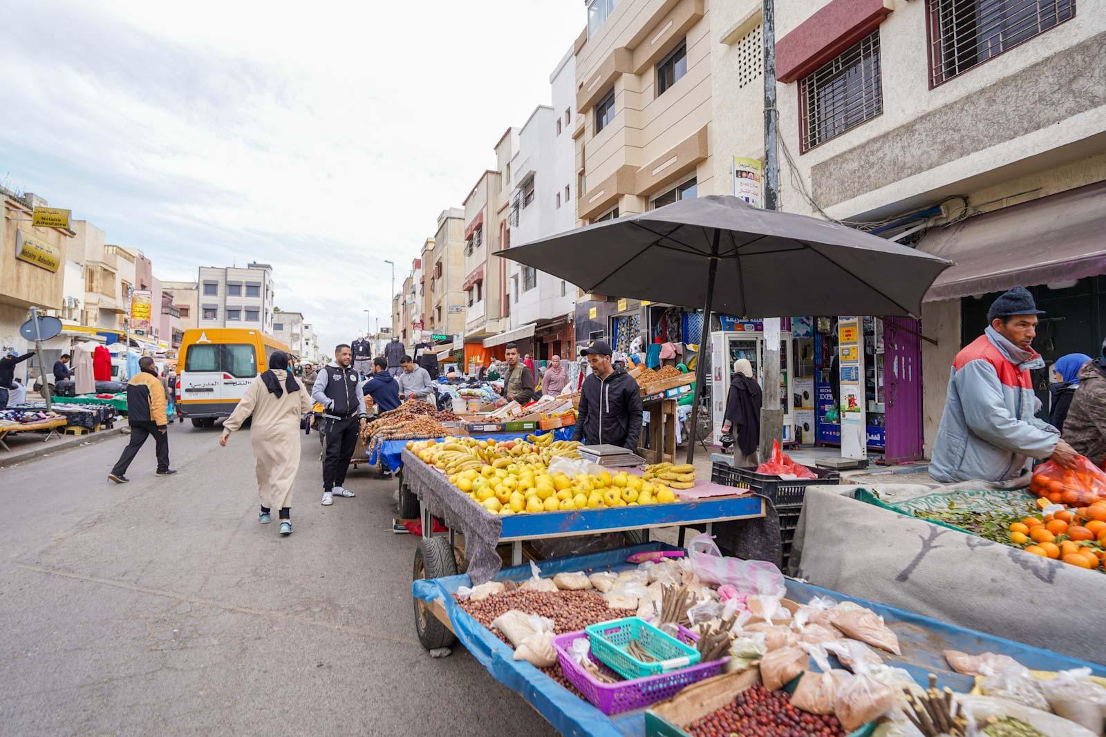 الباعة الجائلون في المغرب.. من يملك اقتصاد الرصيف؟